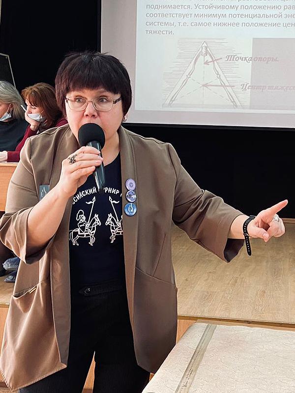 О.И. Талабира проводит городской турнир по физике, посвященный памяти В.А. Власова.jpg